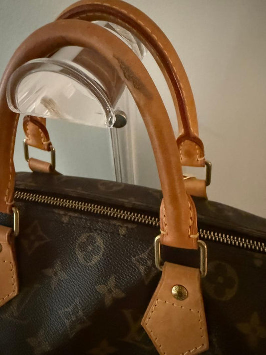 Close-up of a brown monogram leather Louis Vuitton Speedy 25 leather handles