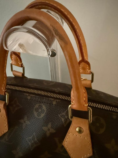 Close-up of a brown monogram leather Louis Vuitton Speedy 25 leather handles 